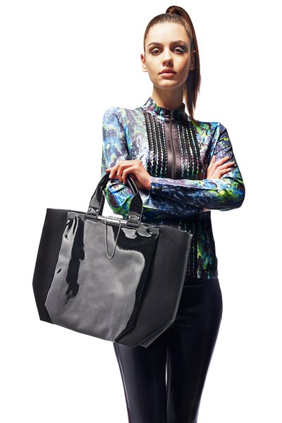 Shopper mit charakteristischen Metall-Leisten aus PUMaterial im Glanz-Matt-Kontrast von SAMSONITE<br />Outfit: Riani